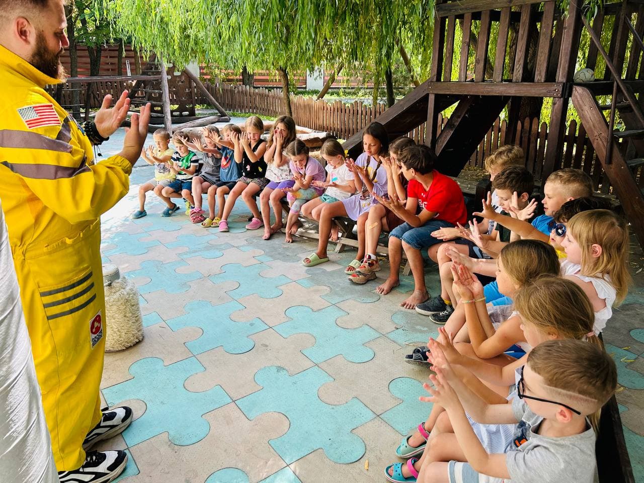 Діти граються на вулиці