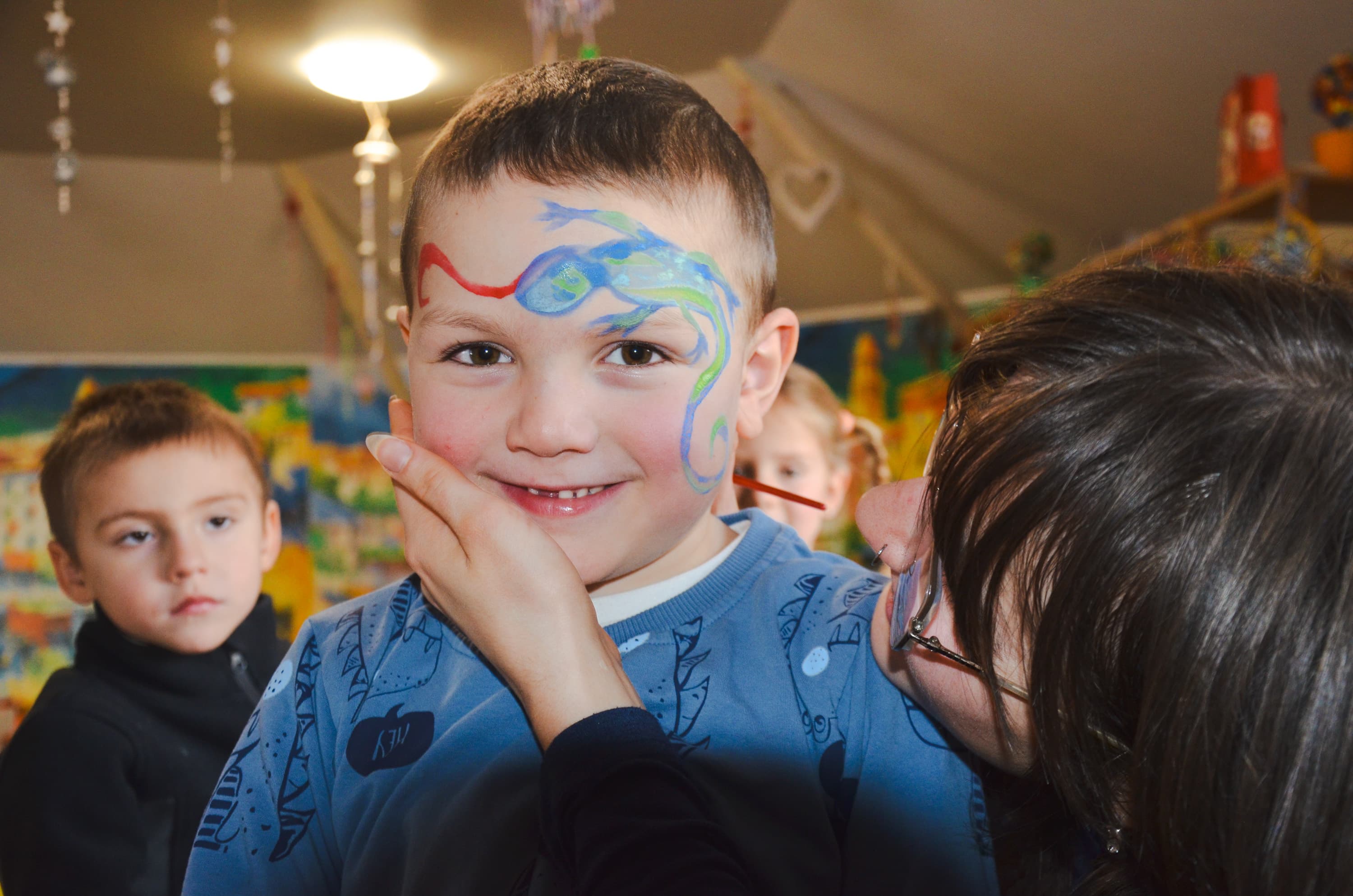 Вчителька з дітьми за заняттям