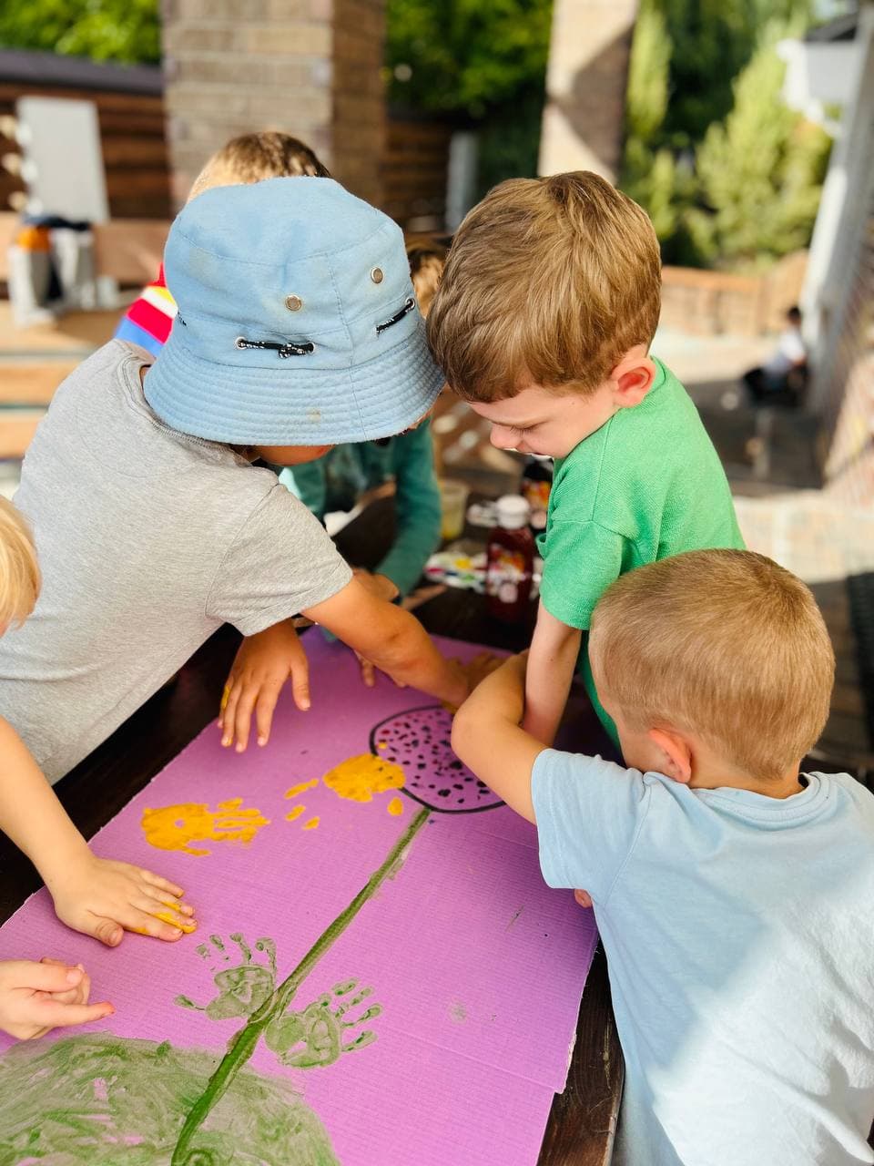 Вчителька з дітьми за заняттям